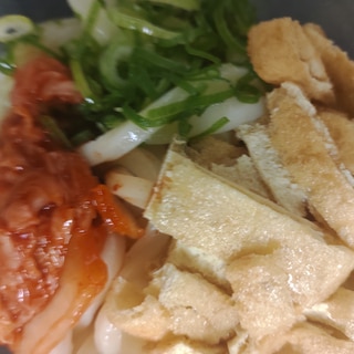 油揚げとねぎとキムチのぶっかけうどん